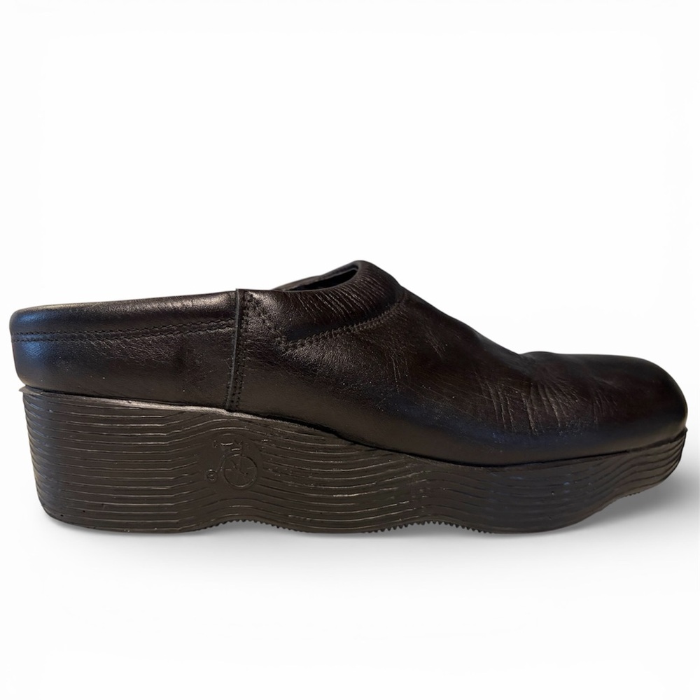 FAMOLARE Get There Black Leather Wavy Sole Platform Clogs Lagenlook Artsy 9 W